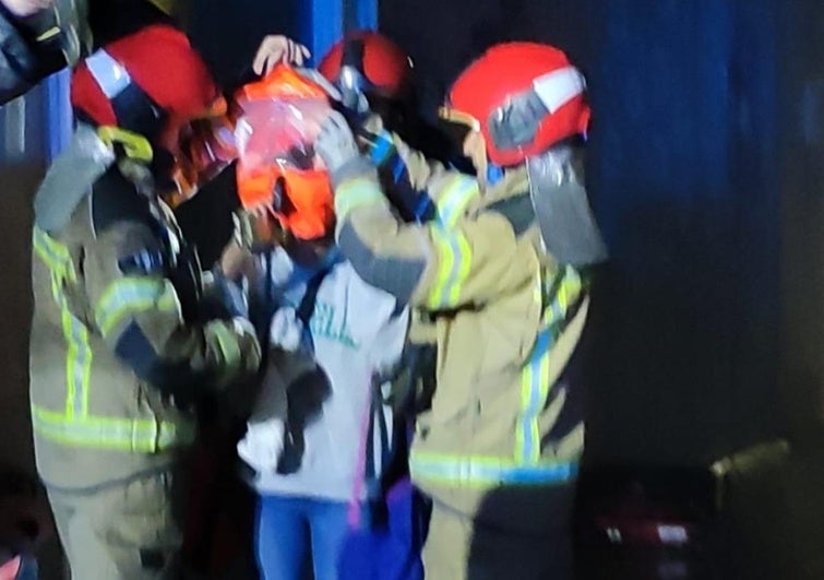 Seis trasladados al hospital por un incendio en un bloque de viviendas de Valladolid